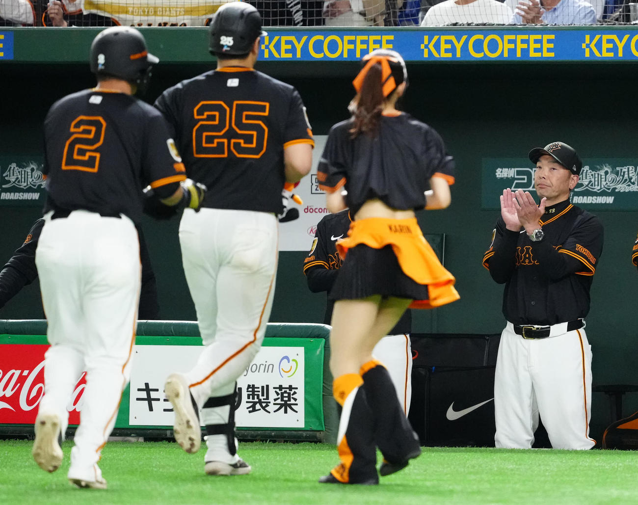 巨人対DeNA 5回裏巨人2死二塁、2点本塁打を放った岡本（左から2人目）を迎える阿部監督（右端）（撮影・江口和貴）