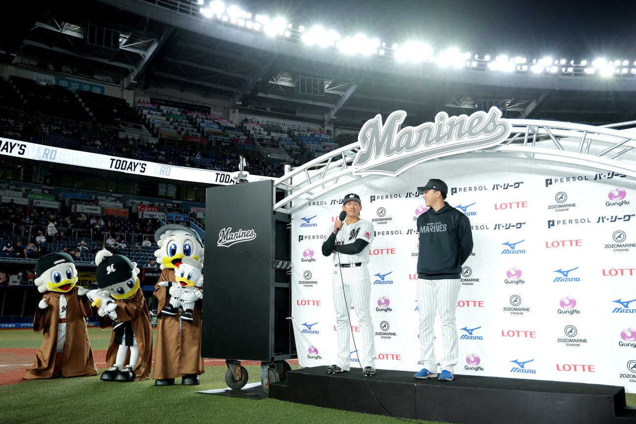 ロッテ対日本ハム　日本ハムに勝利し、お立ち台に上がる山本（左）と田中晴（撮影・河田真司）