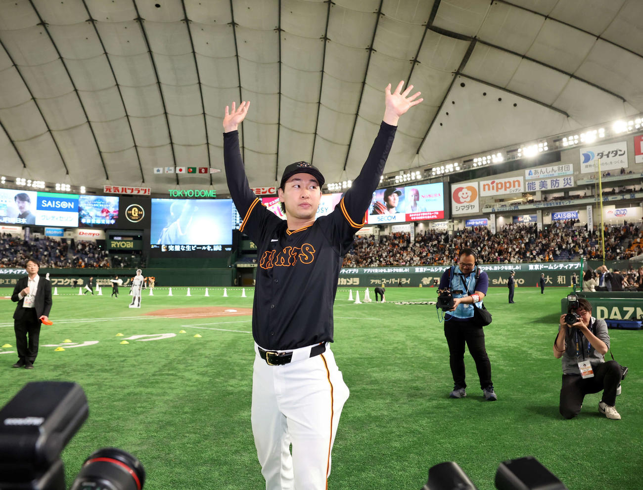 巨人対DeNA 3勝目を挙げ、スタンドに手を振る巨人山崎（撮影・浅見桂子）