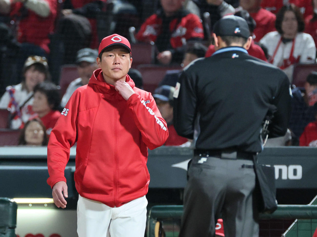 広島対中日　8回裏終了時、交代を告げる新井監督（左）（撮影・加藤孝規）