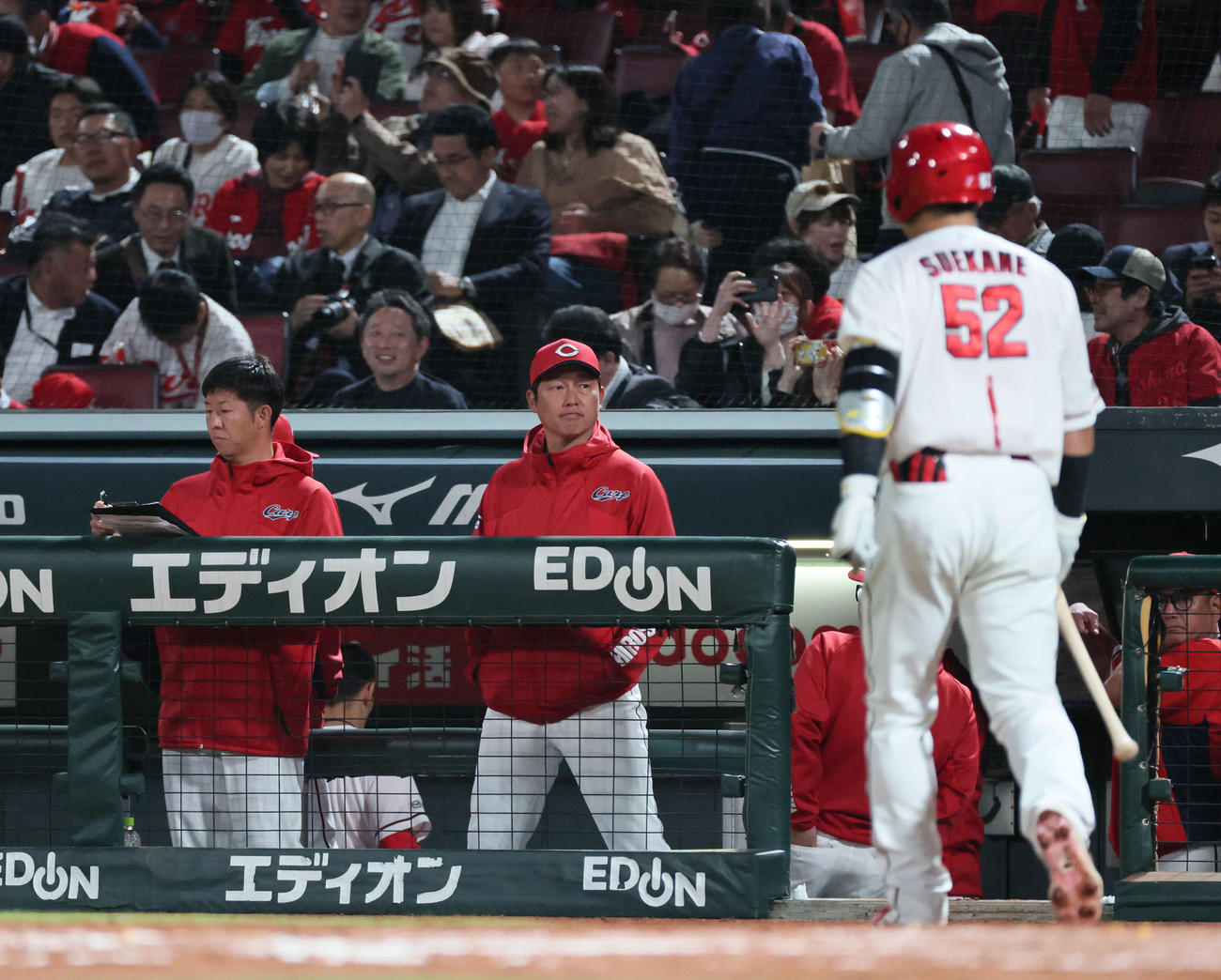 広島対中日　9回裏広島2死、末包（右）の三振で試合終了。中央は新井監督（撮影・加藤孝規）
