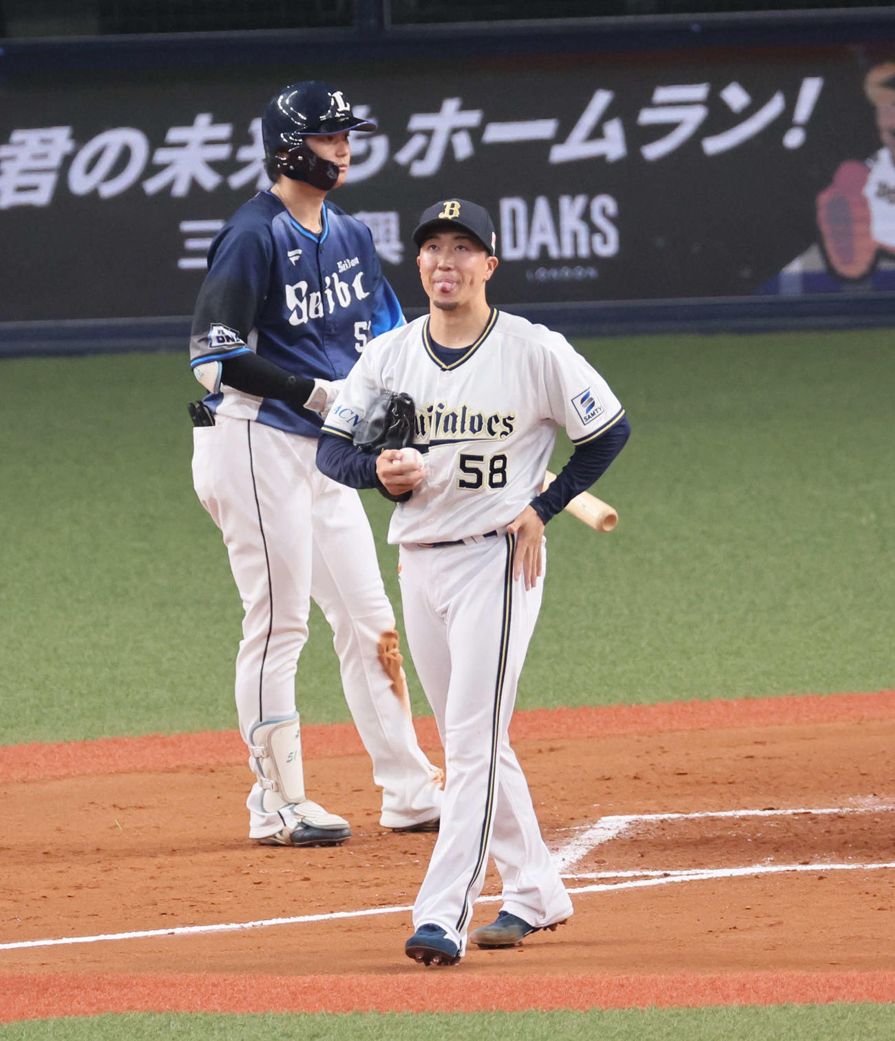 オリックス対西武　6回表二死、一、三塁、打者西川の時、暴投で失点し、悔しがる井口（撮影・佐藤奨真）