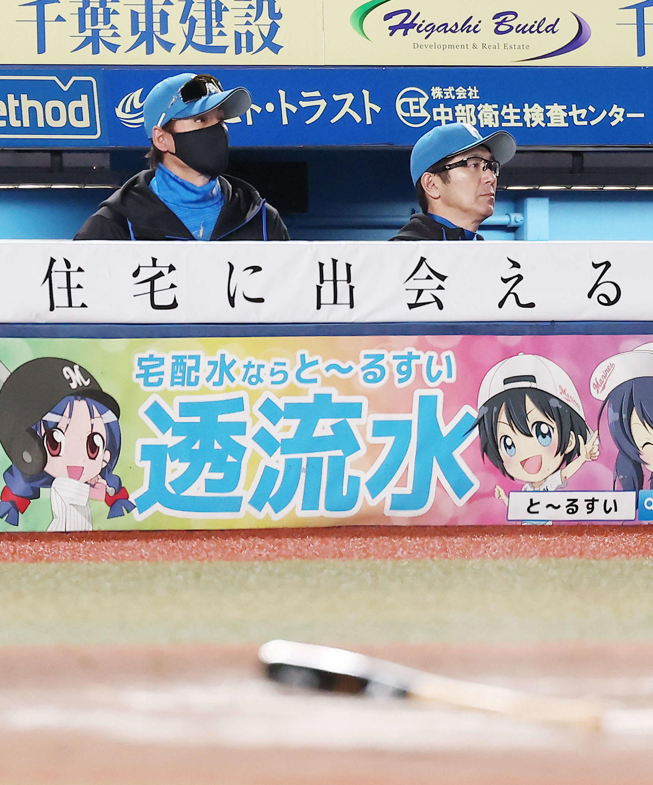 ロッテ対日本ハム　9回表、戦況を見守る新庄剛志監督（左）（撮影・河田真司）