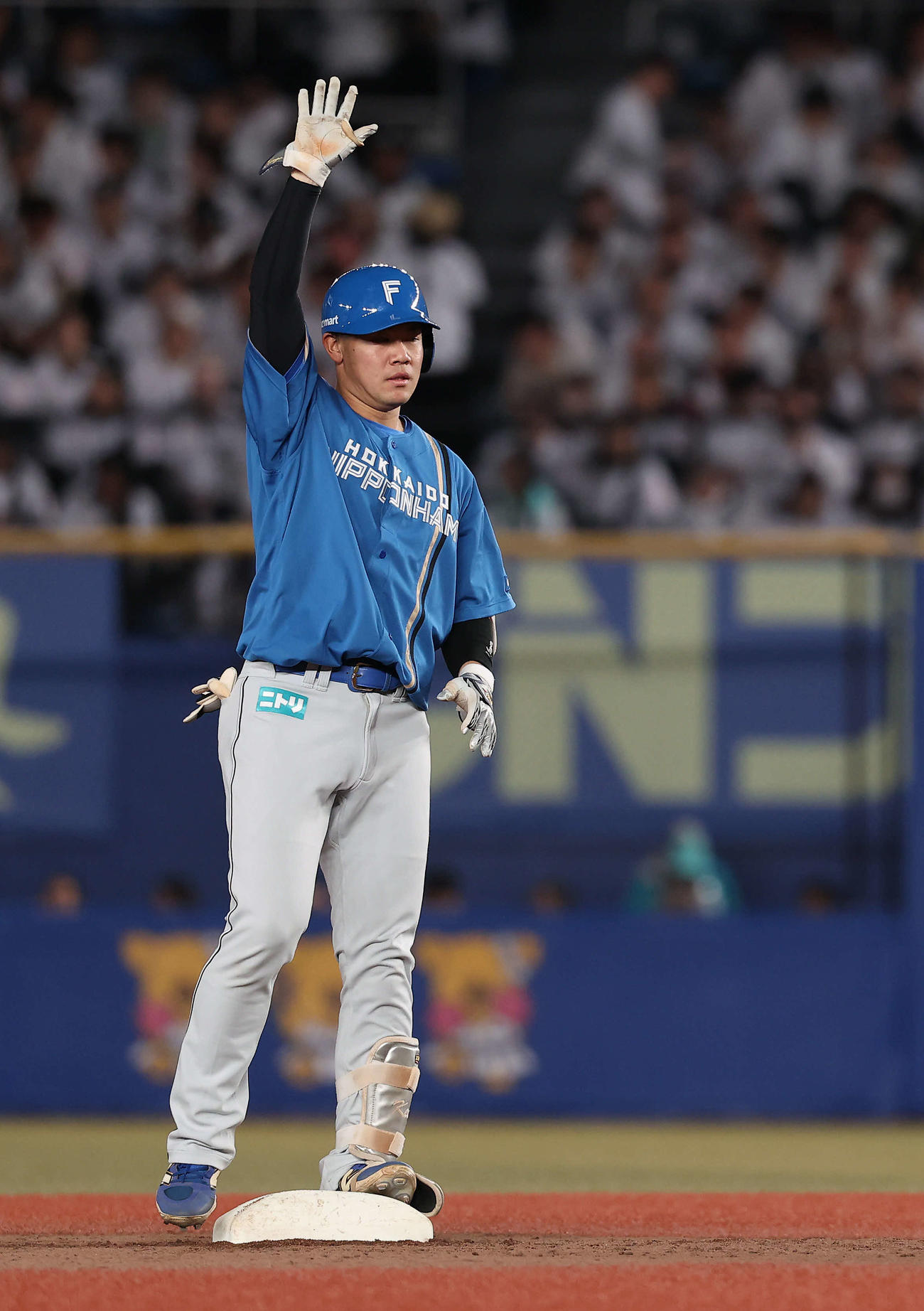 ロッテ対日本ハム　5回表日本ハム無死、フェンス直撃の二塁打を放ち出塁する吉田（撮影・河田真司）