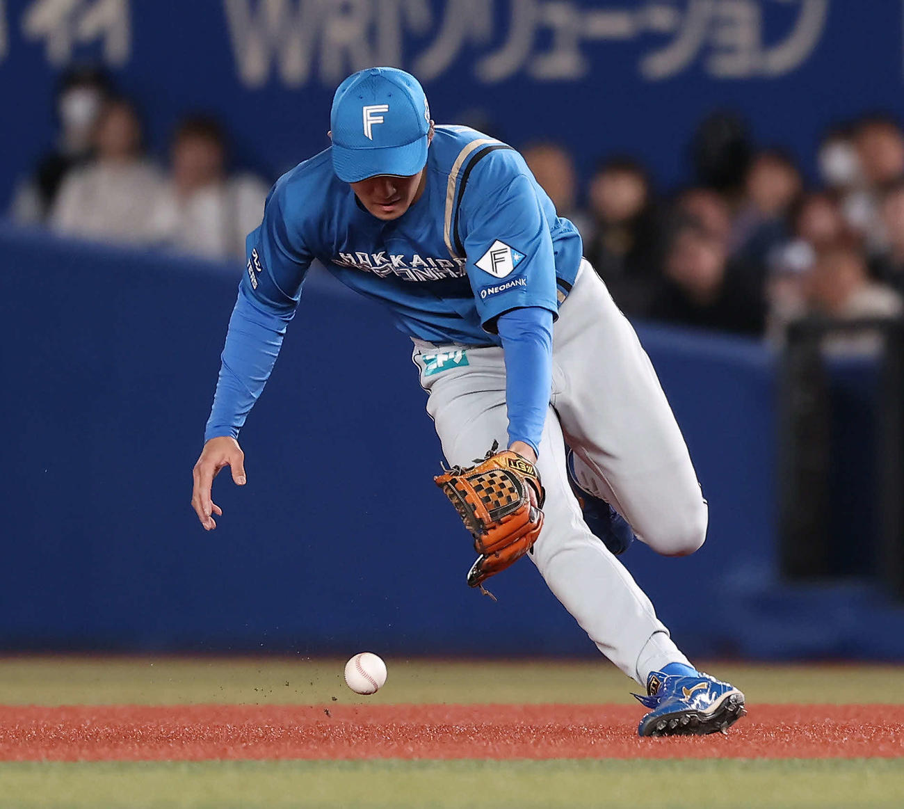 ロッテ対日本ハム　5回裏ロッテ2死二塁、藤原の打球をファンブルする石井（撮影・河田真司）