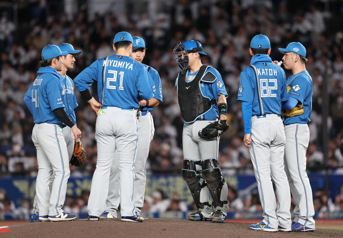 ロッテ対日本ハム　5回裏、マウンドに集まる日本ハムナイン（撮影・河田真司）
