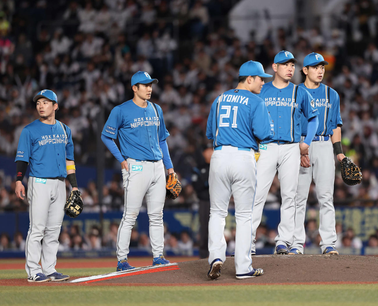 ロッテ対日本ハム　6回裏ロッテ1死一、二塁、降板する加藤貴（右から2人目）（撮影・河田真司）