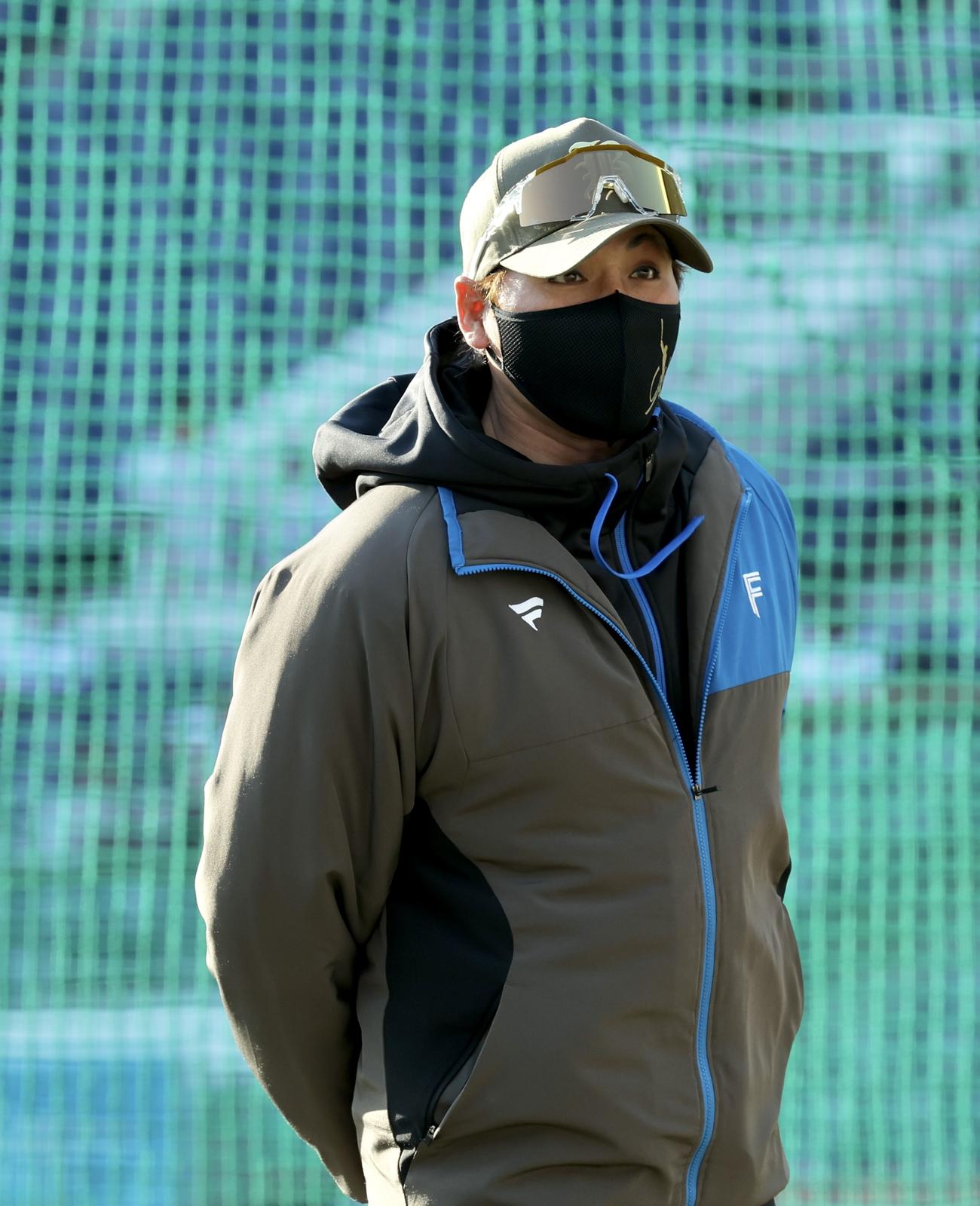 ロッテ対日本ハム　試合前、練習を見守る日本ハム新庄監督（撮影・河田真司）