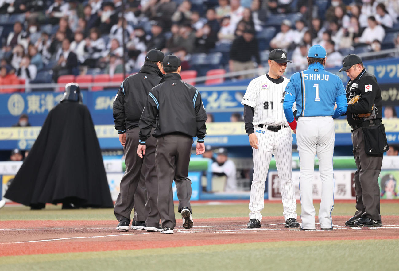 ロッテ対日本ハム　開始前、日本ハム新庄監督（手前）とメンバー表交換するロッテ吉井監督（撮影・河田真司）