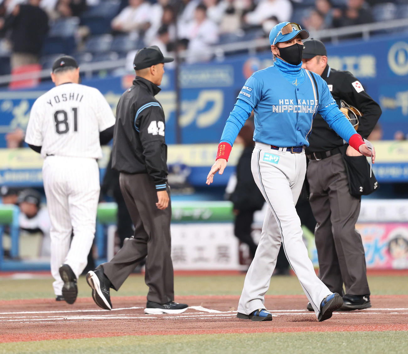 ロッテ対日本ハム　開始前、メンバー表交換を終える日本ハム新庄監督（手前）（撮影・河田真司）