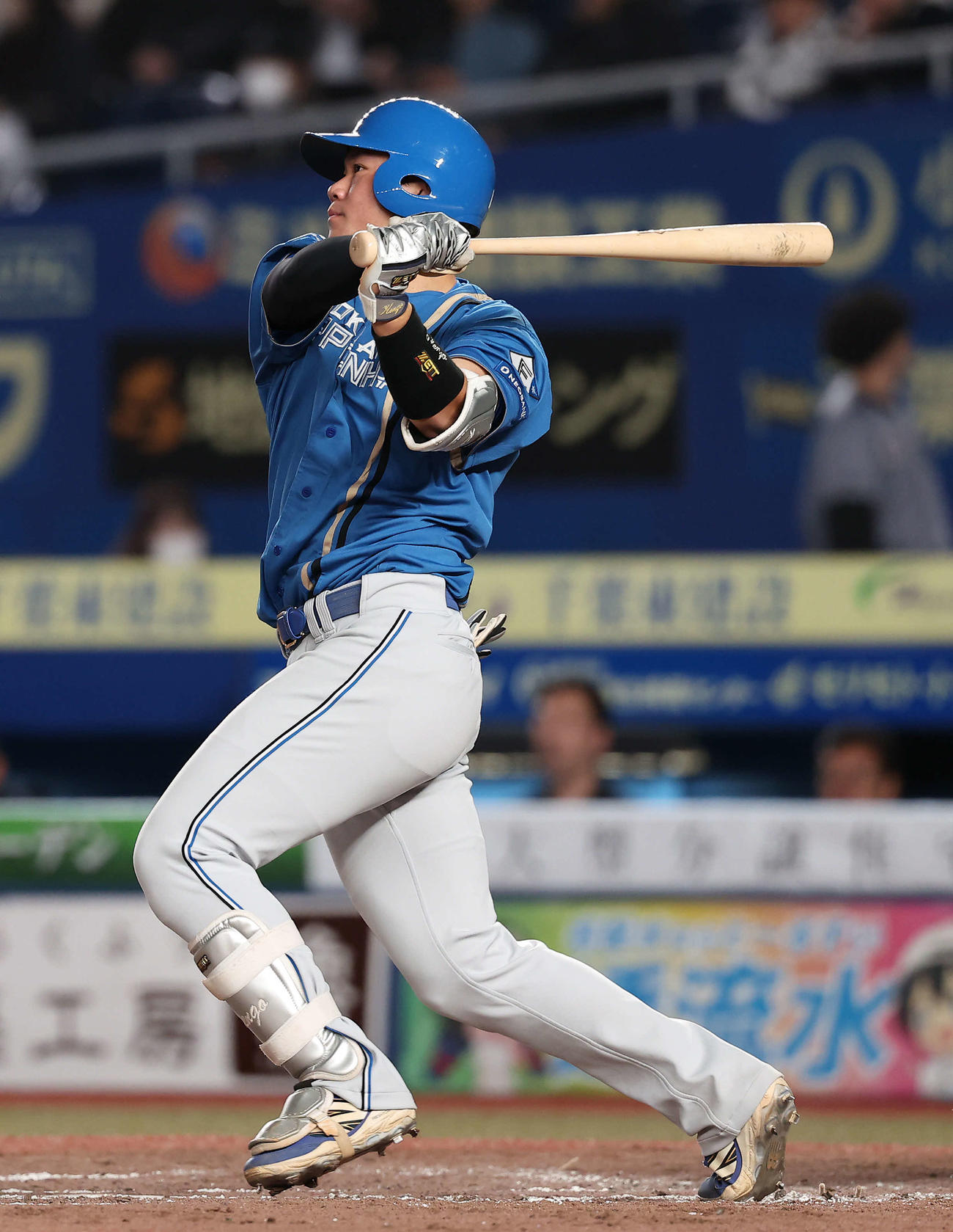 ロッテ対日本ハム　5回表日本ハム無死、フェンス直撃の二塁打を放つ吉田（撮影・河田真司）