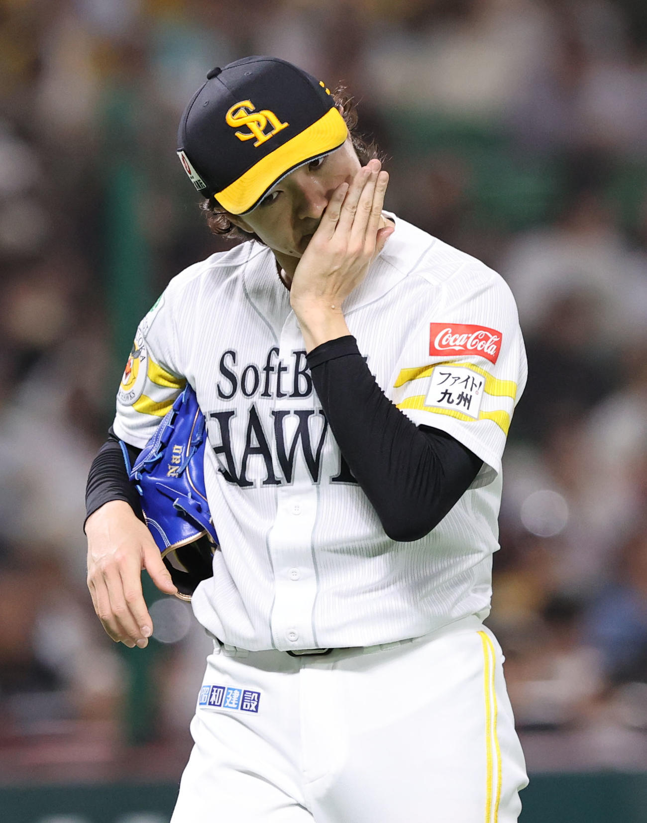 ソフトバンク対楽天　4回途中で降板を告げられた上沢は残念そうな表情（撮影・梅根麻紀）
