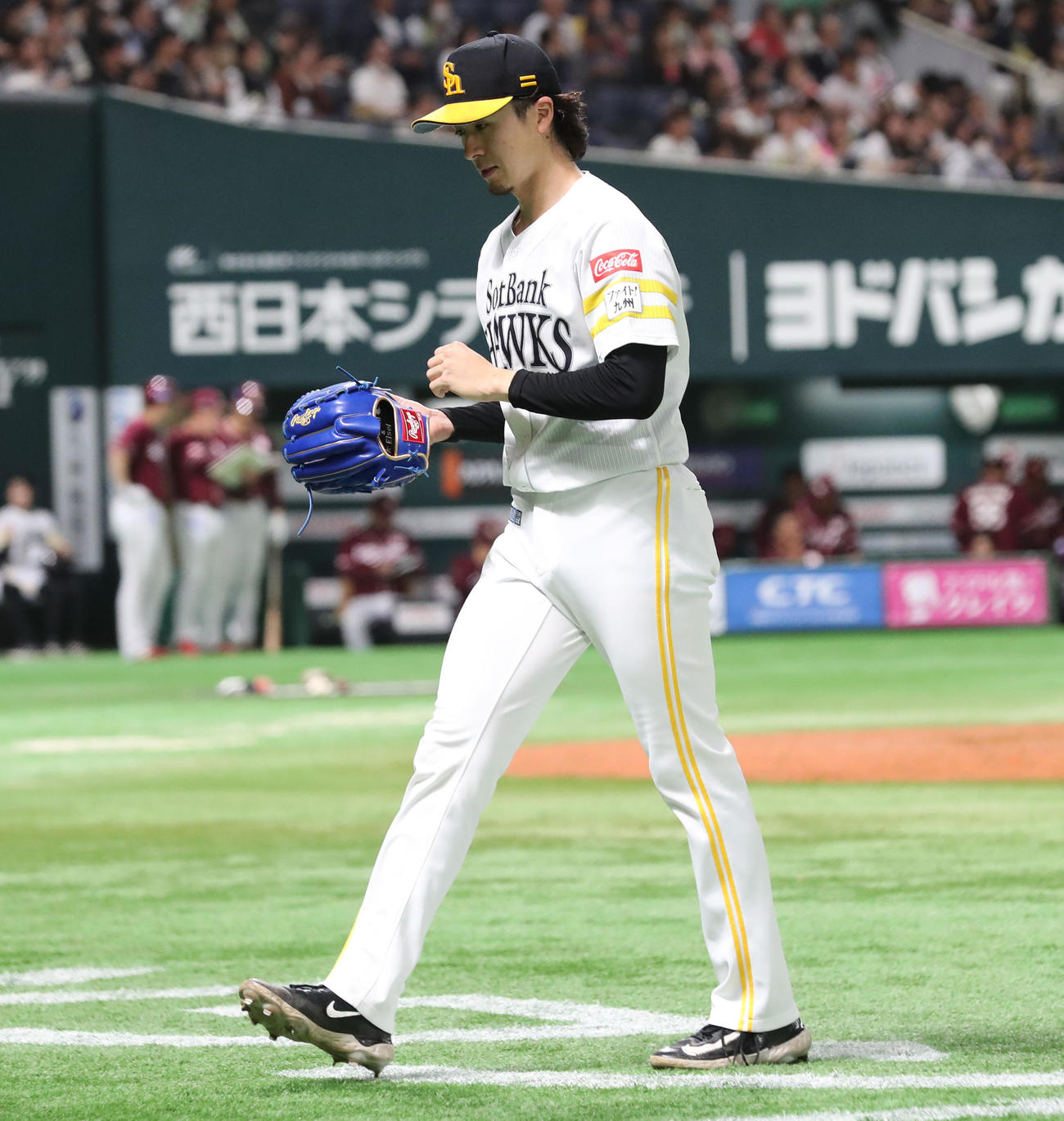 ソフトバンク対楽天　4回途中で降板を告げられた上沢は残念そうな表情（撮影・梅根麻紀）
