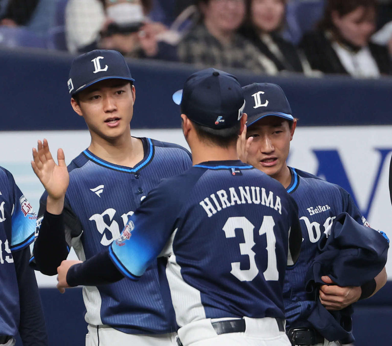 オリックス対西武　2勝目を挙げた西武菅井はナインを出迎える（撮影・西尾就之）