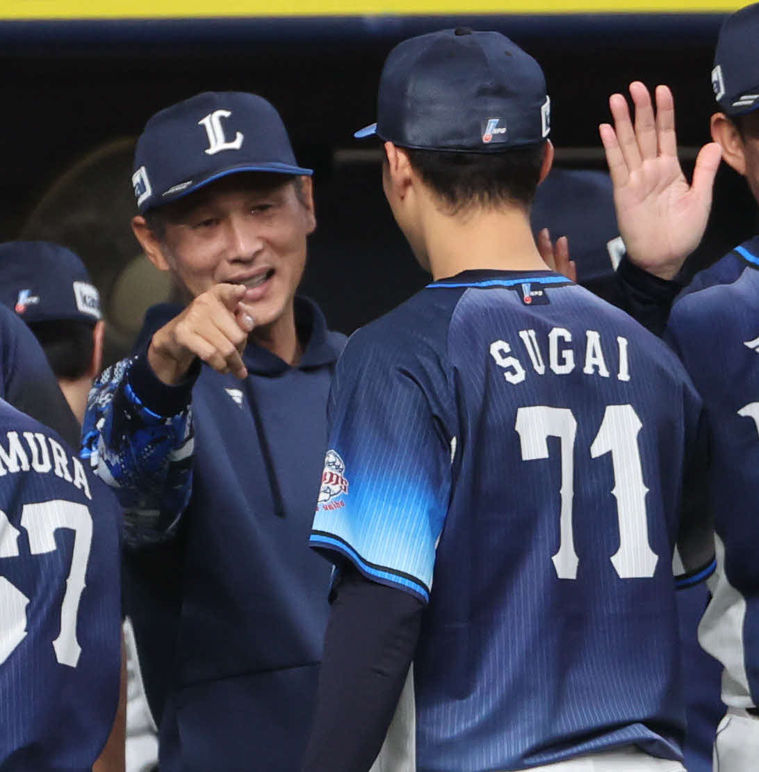 オリックス対西武　オリックスに勝利し西武西口監督は菅井を指さして迎える（撮影・西尾就之）