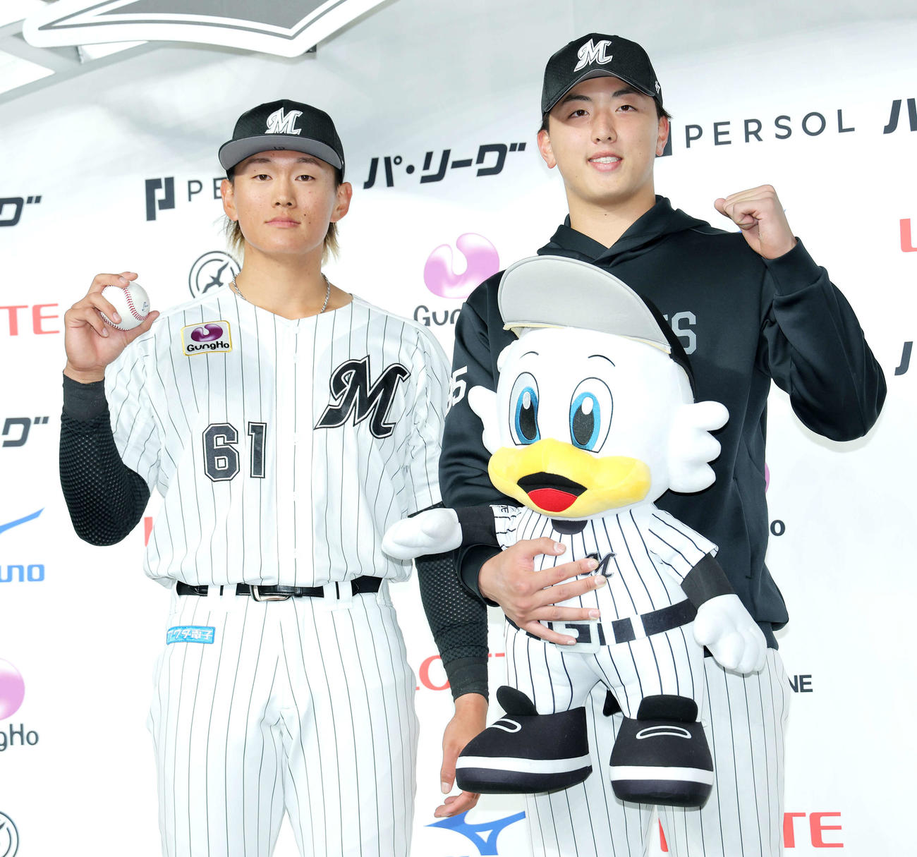 ロッテ対日本ハム　日本ハムに勝利し、記念球を手に写真に納まる山本（左）と田中晴（撮影・河田真司）