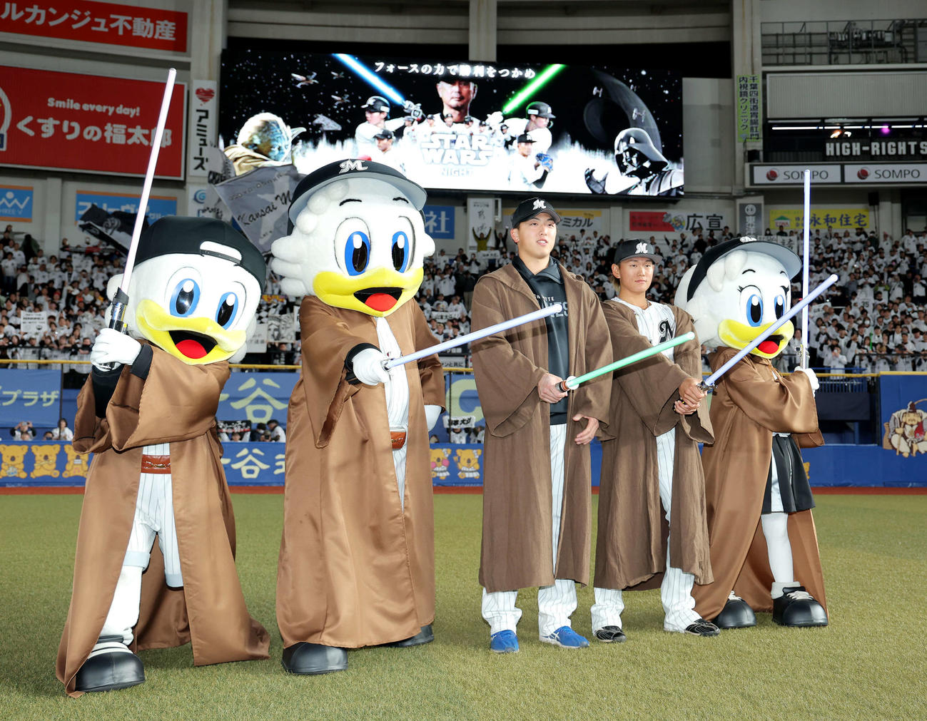 ロッテ対日本ハム　日本ハムに勝利し、観客席をバックにスター・ウォーズのコスプレで写真に納まる田中晴（中央左）と山本（撮影・河田真司）