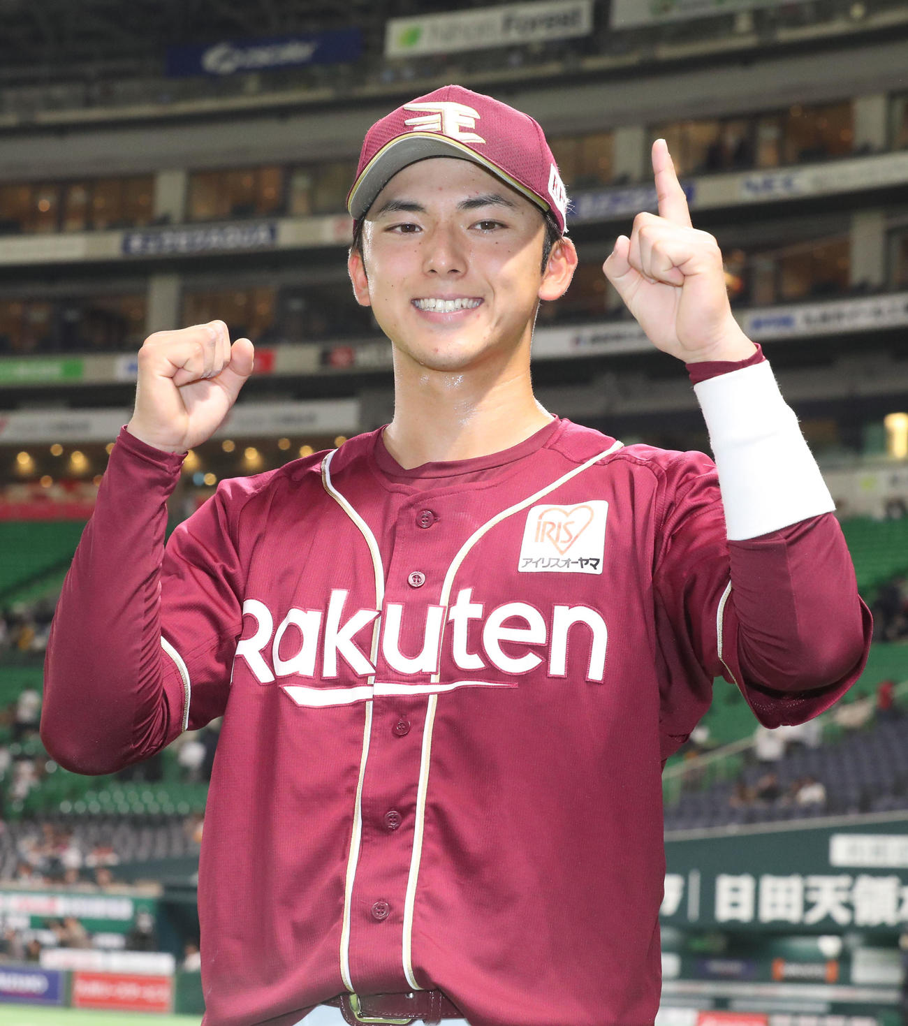 ソフトバンク対楽天　プロ1号を放った宗山は笑顔（撮影・梅根麻紀）