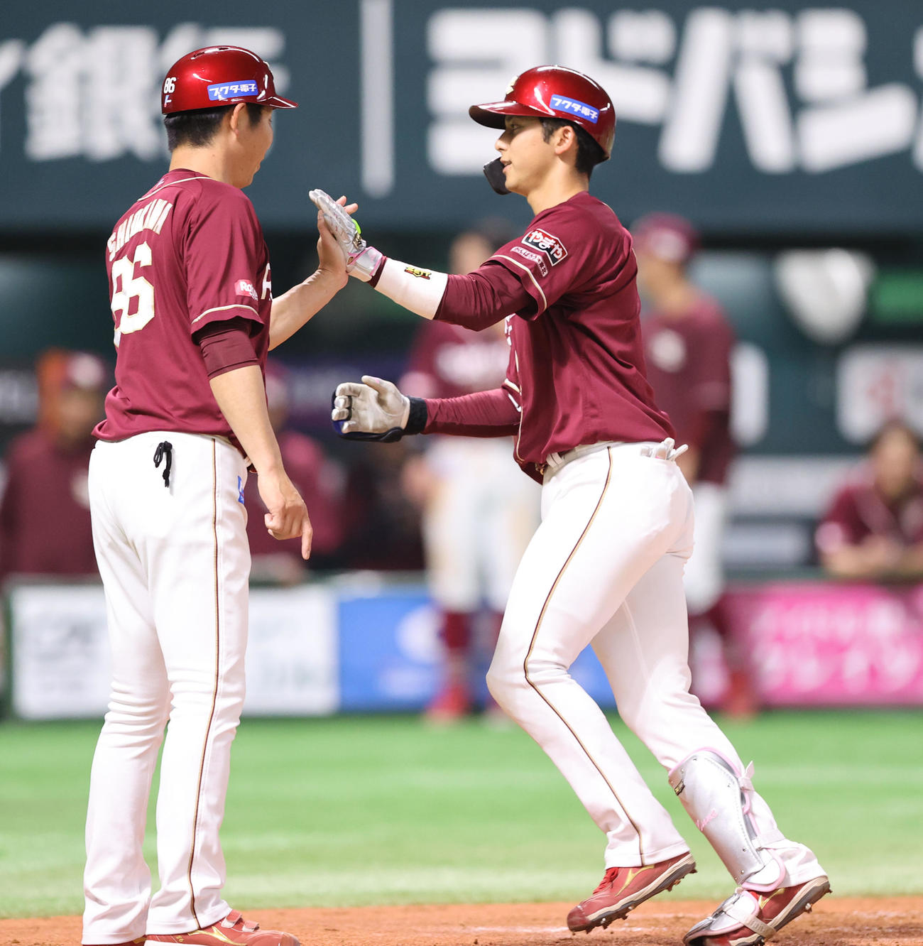 ソフトバンク対楽天　3回表楽天無死、宗山は右越えに先制本塁打を放ち塩川コーチとハイタッチ（撮影・梅根麻紀）