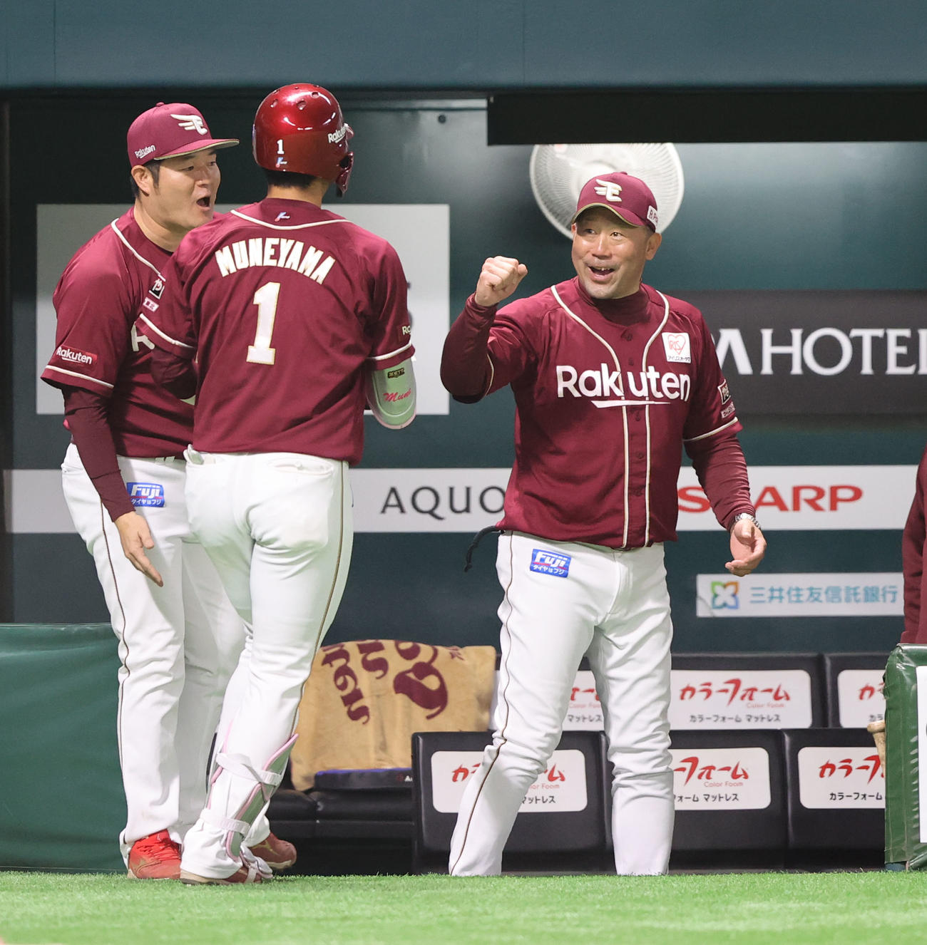 ソフトバンク対楽天　3回表楽天無死、宗山は右越えに先制本塁打を放ち三木監督に迎えられる（撮影・梅根麻紀）