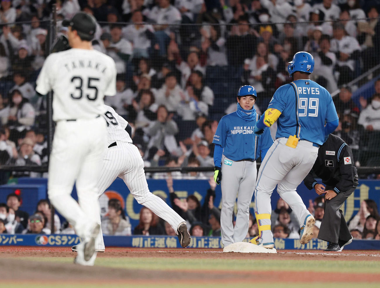 ロッテ対日本ハム　4回表日本ハム1死、右前ゴロに倒れるレイエス（撮影・河田真司）