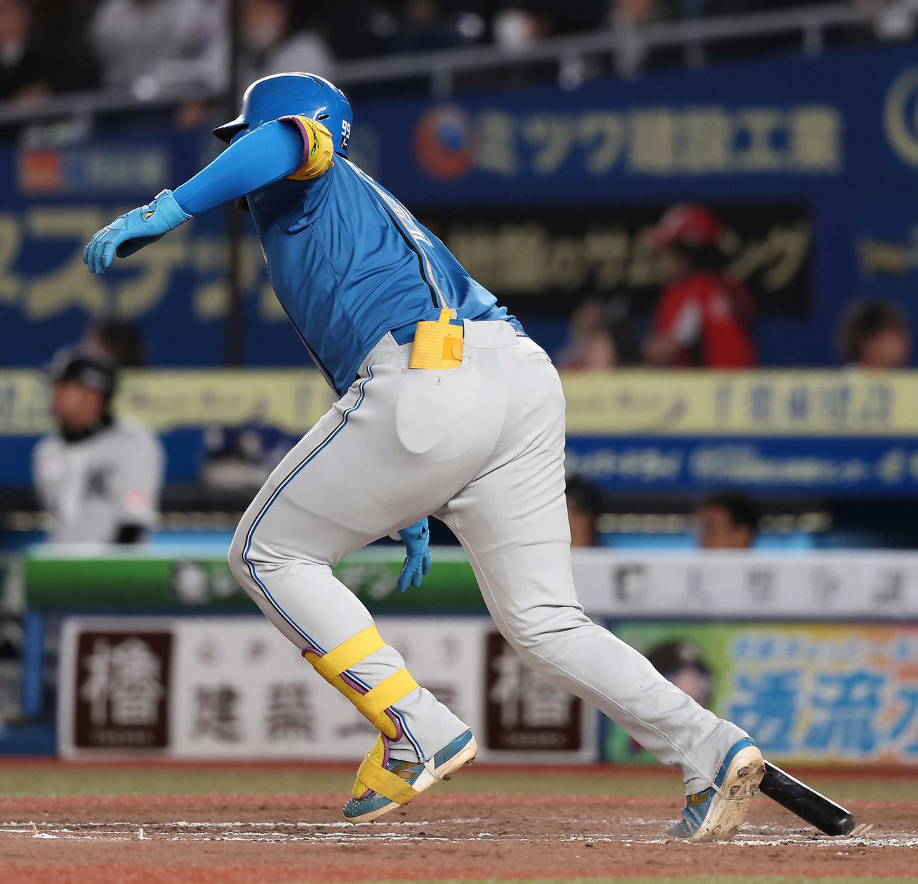 ロッテ対日本ハム　4回表日本ハム1死、右前ゴロに倒れるレイエス（撮影・河田真司）