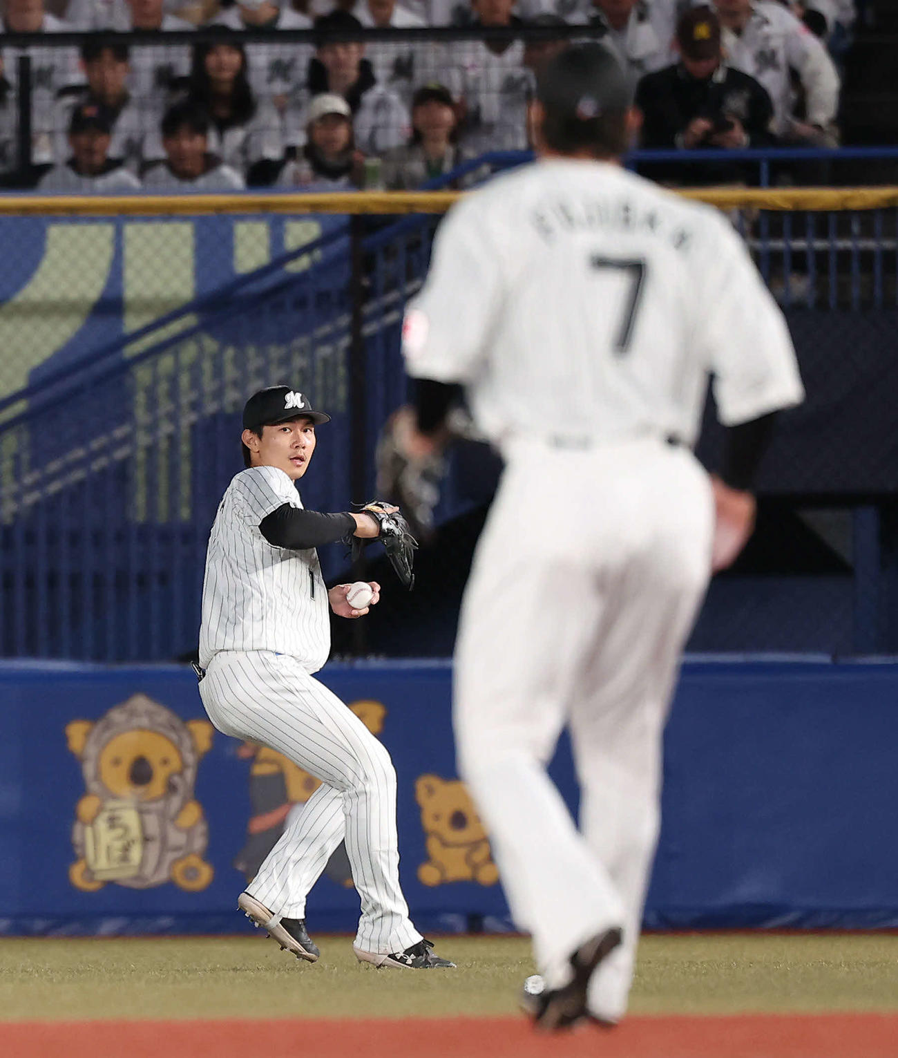ロッテ対日本ハム　5回表日本ハム1死二塁、郡司の打球を捕球する藤原（撮影・河田真司）