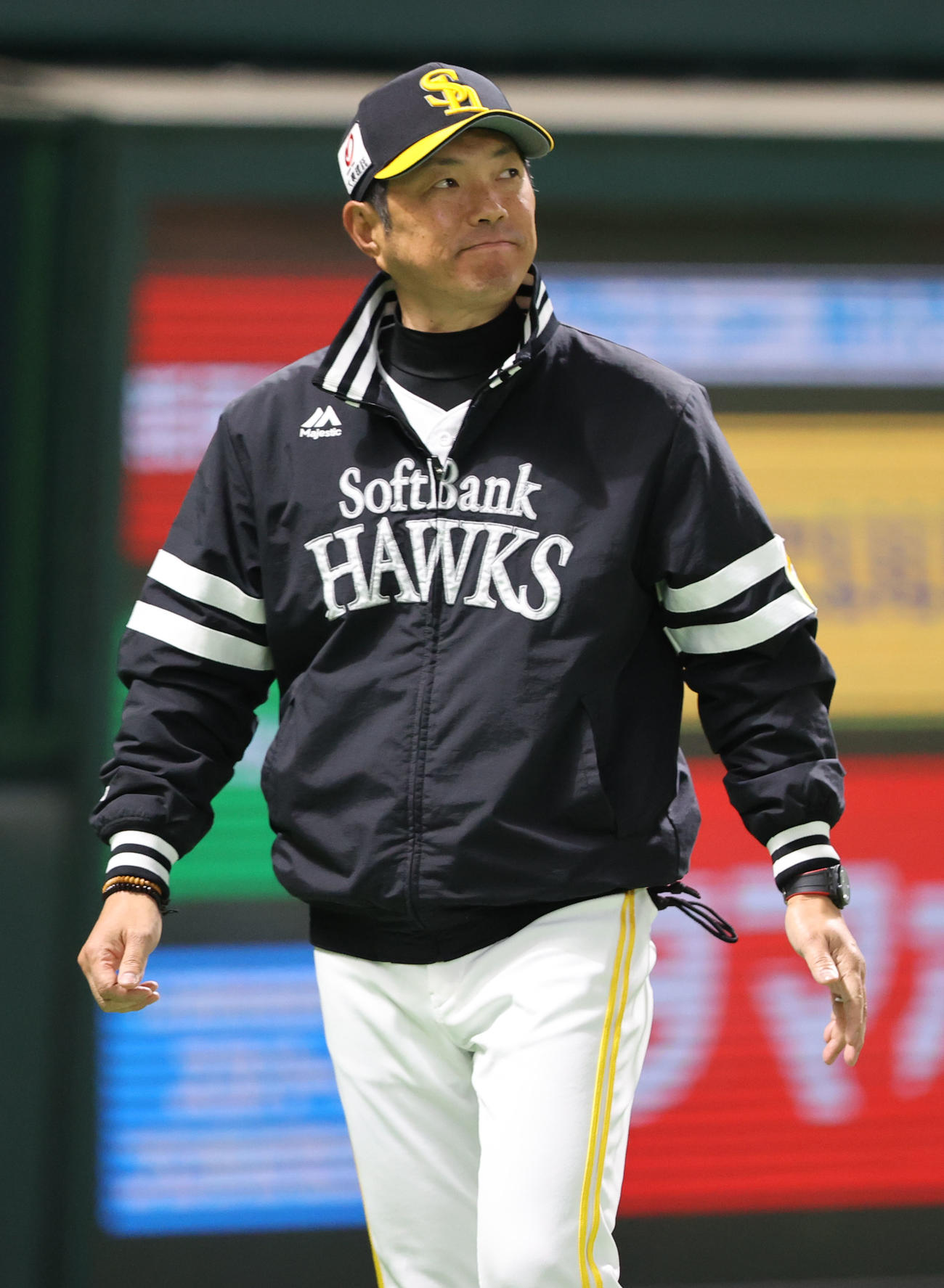 ソフトバンク対楽天　審判に選手交代を告げた小久保監督はベンチに引きあげる（撮影・梅根麻紀）