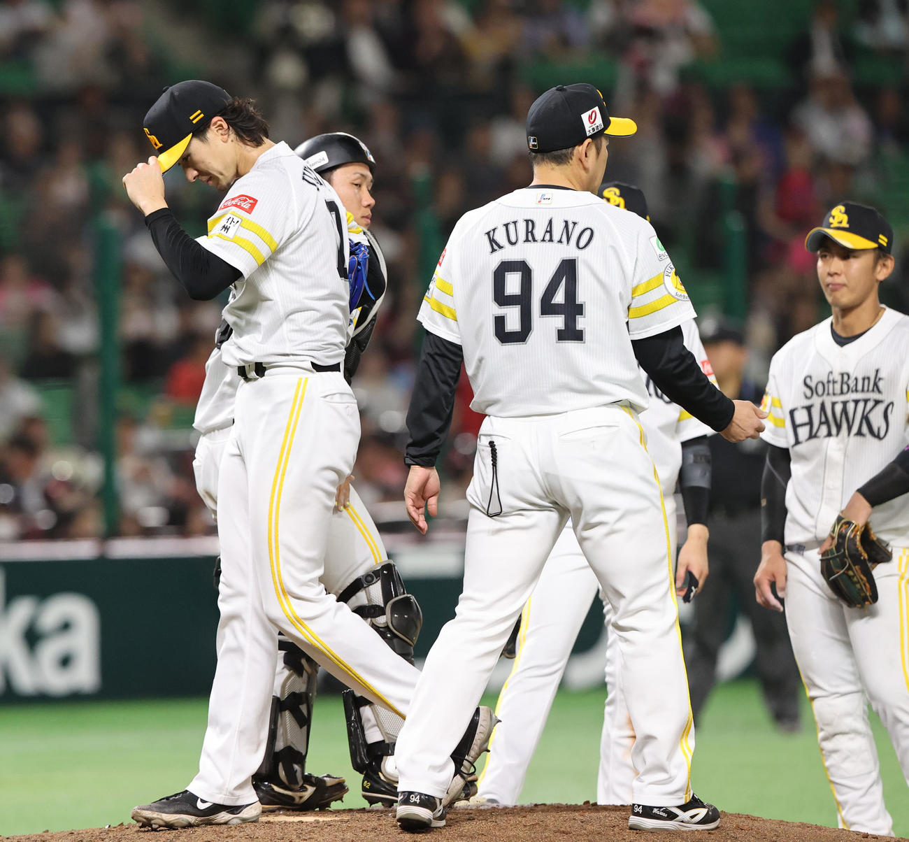ソフトバンク対楽天　4回途中で降板を告げられた上沢は残念そうな表情（撮影・梅根麻紀）