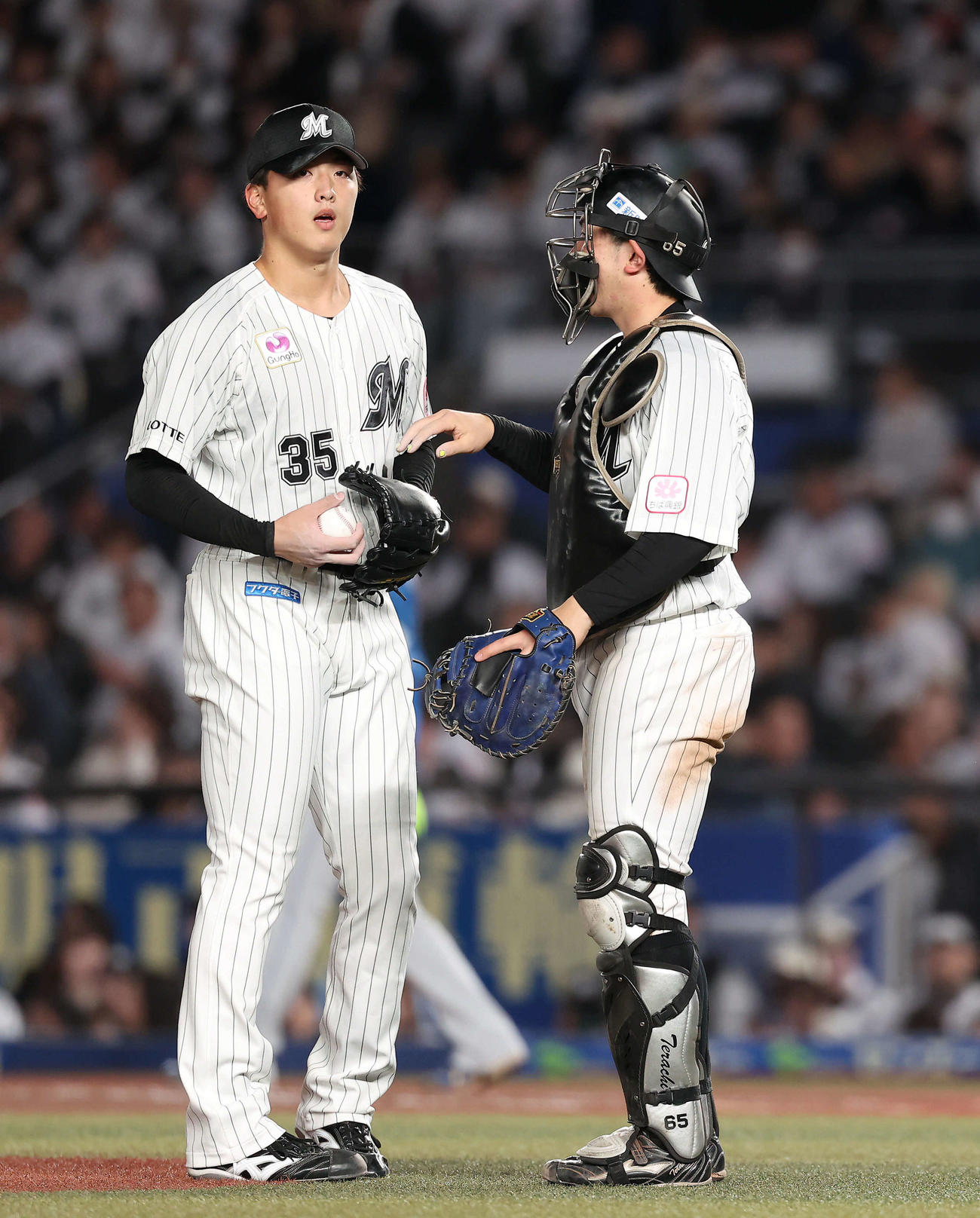 ロッテ対日本ハム　5回表日本ハム2死二塁、石井に四球を与え、寺地（右）と言葉を交わす田中晴（撮影・河田真司）