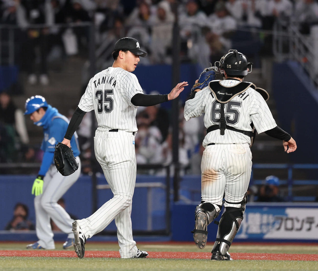 ロッテ対日本ハム　6回表を抑えベンチに戻る田中晴（左）と寺地（撮影・河田真司）