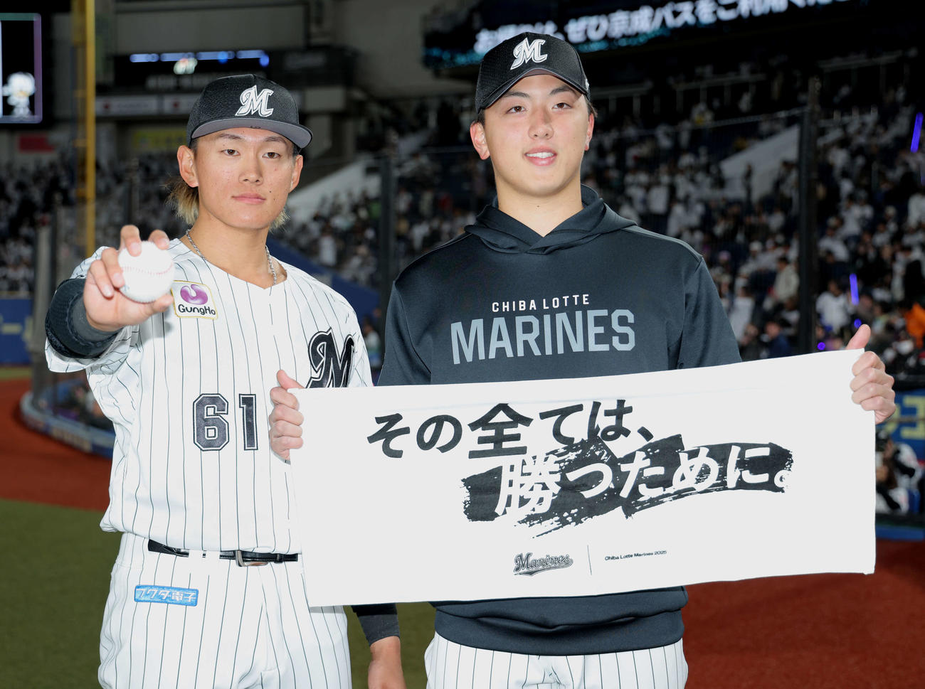 ロッテ対日本ハム　日本ハムに勝利し、記念球を手に写真に納まる山本（左）と田中晴（撮影・河田真司）