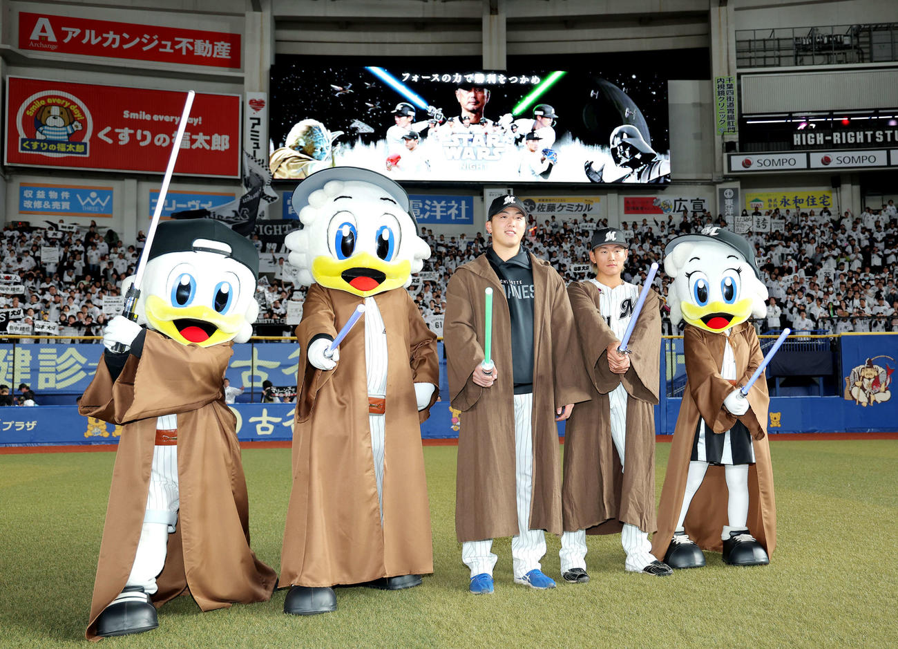 ロッテ対日本ハム　日本ハムに勝利し、観客席をバックにスター・ウォーズのコスプレで写真に納まる田中晴（中央左）と山本（撮影・河田真司）