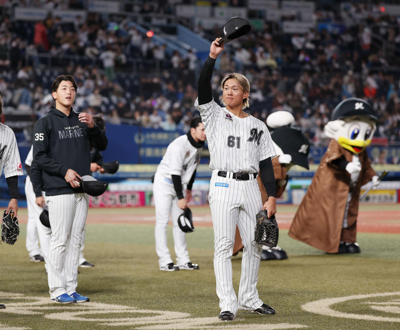 ロッテ対日本ハム　日本ハムに勝利し、観客席にあいさつする山本（右）と田中晴（撮影・河田真司）