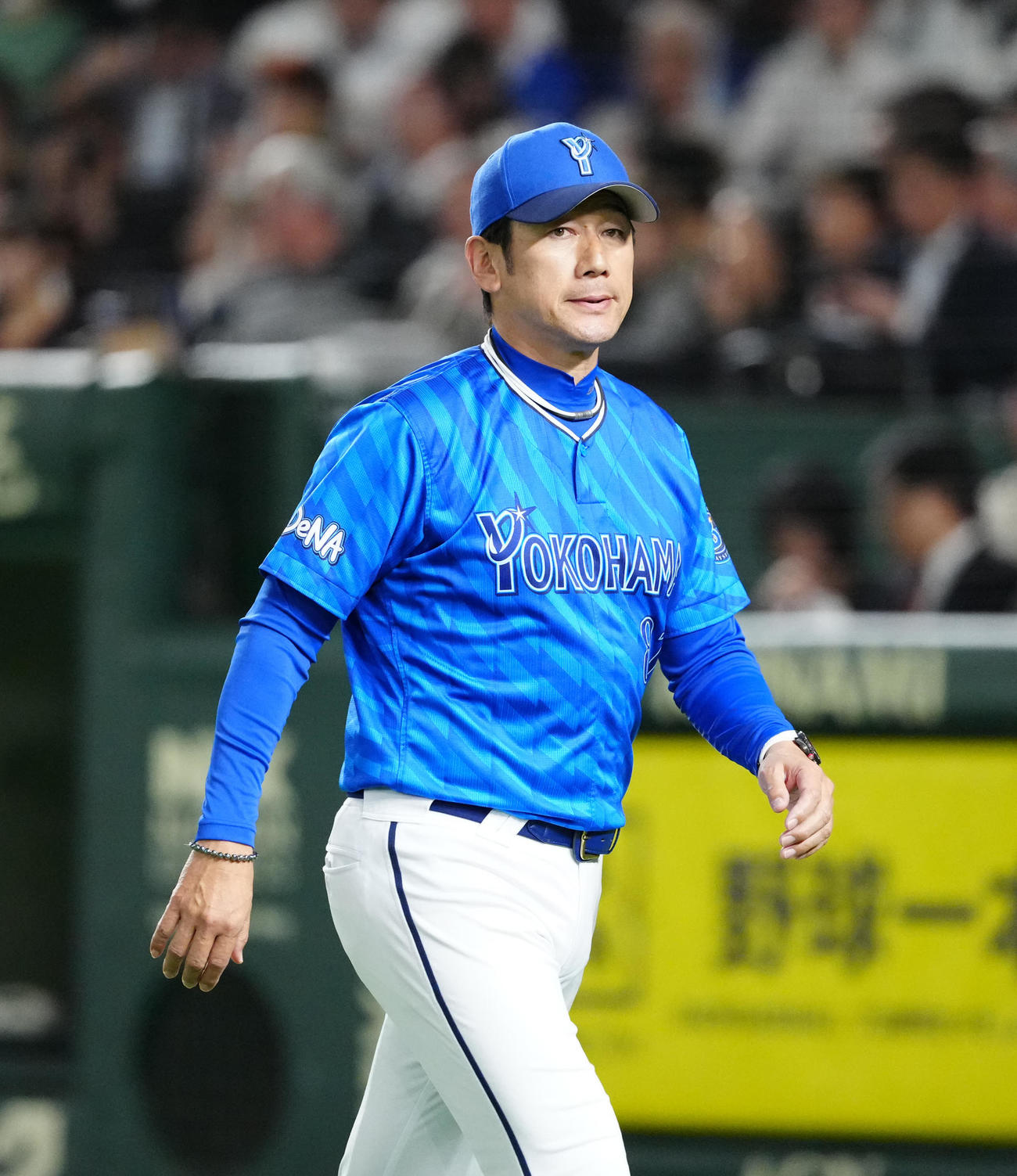 巨人対DeNA 6回裏開始前、選手交代を告げベンチに引き揚げるDeNA三浦監督（撮影・江口和貴）