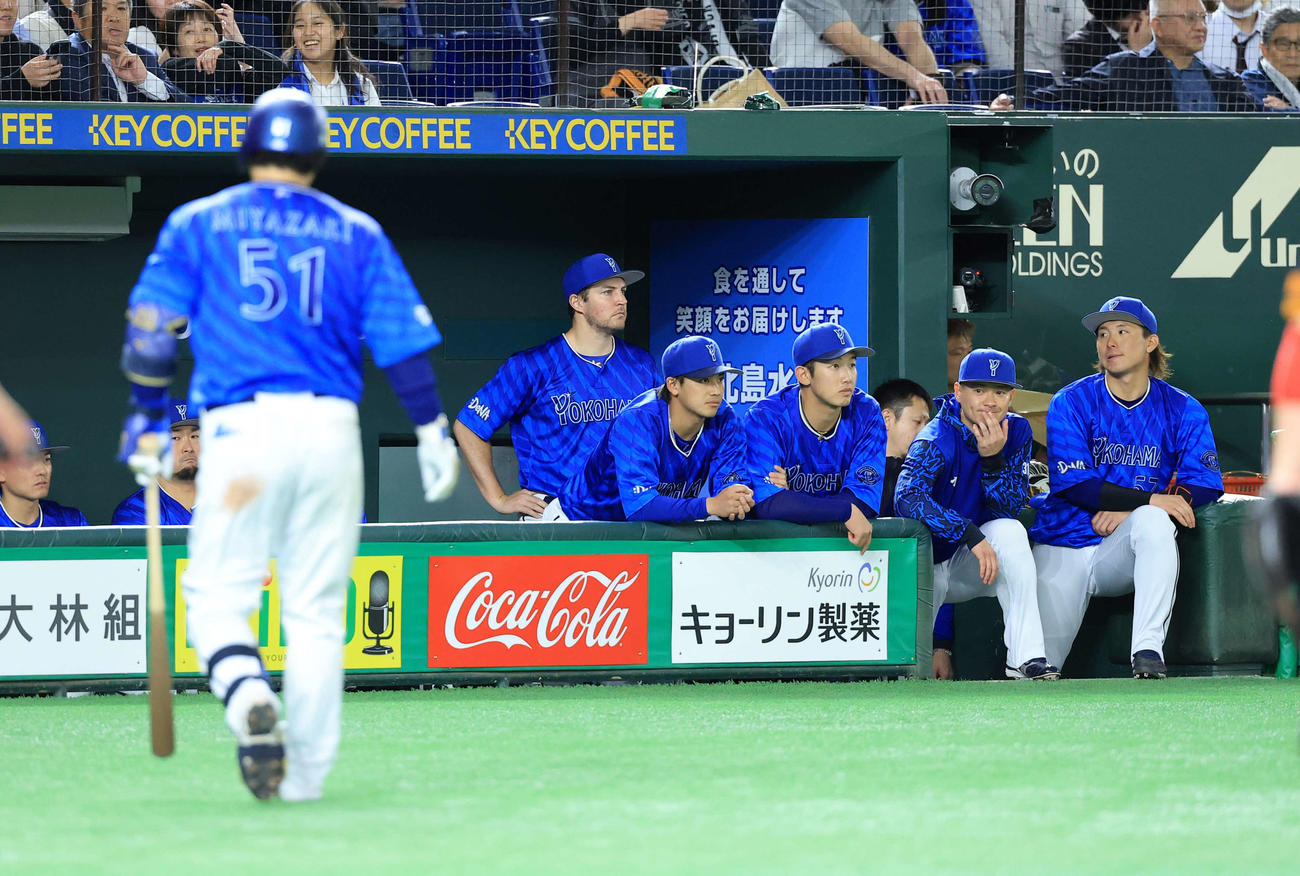 巨人対DeNA 9回表DeNA1死、宮崎（手前）が三振に倒れ、厳しい表情のバウアー（中央）らDeNAナイン（撮影・浅見桂子）