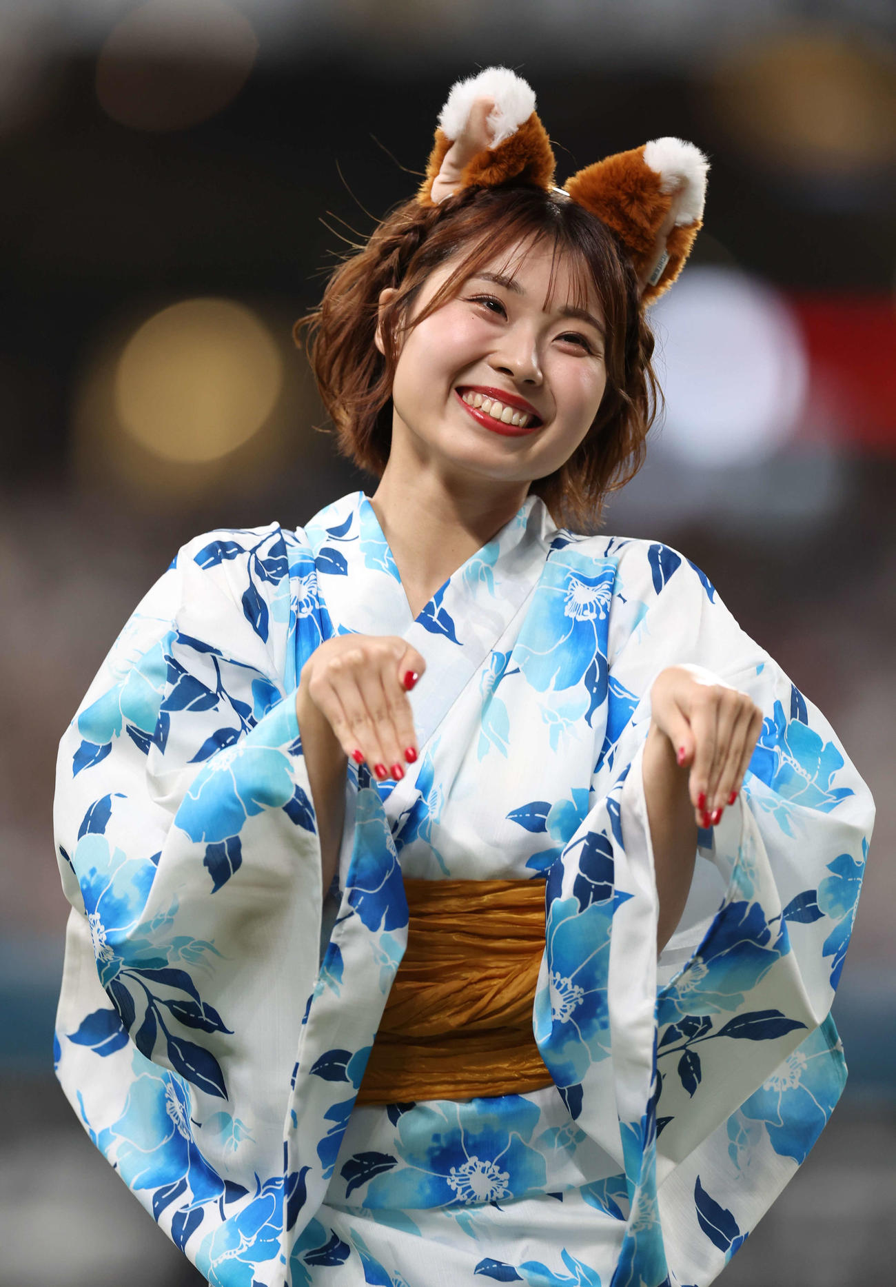 浴衣姿で「きつねダンス」を踊るファイターズガール上村優菜