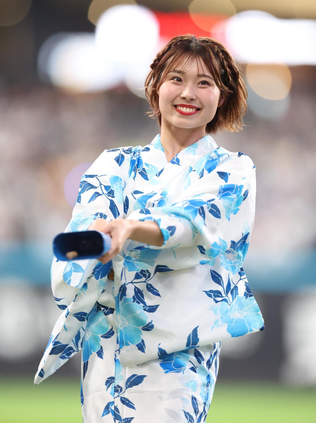 浴衣を着て登場のファイターズガール上村優菜