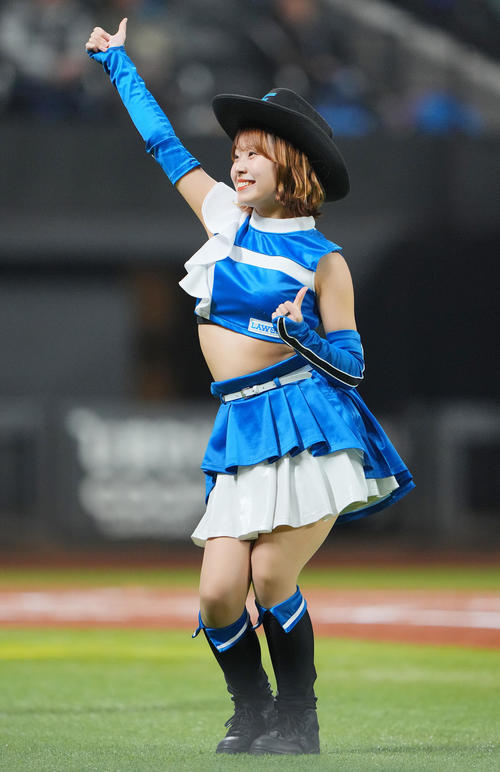 盛り上げるファイターズガールの上村優菜（2025年3月撮影）