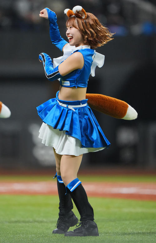 盛り上げるファイターズガールの上村優菜（2025年3月撮影）