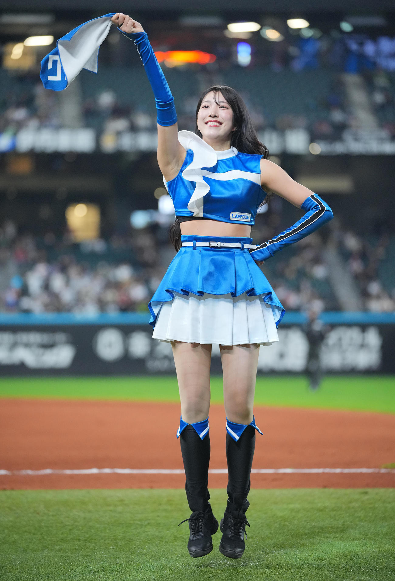 盛り上げるファイターズガールの宮崎莉緒（2025年3月撮影）
