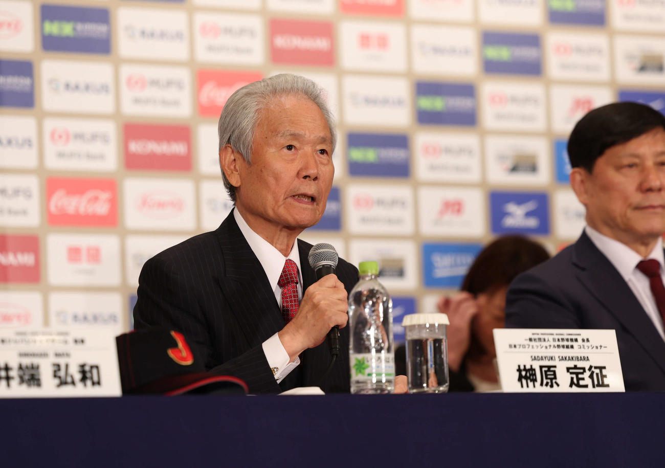 記者会見に出席する日本野球機構榊原コミッショナー（撮影・増田悦実）