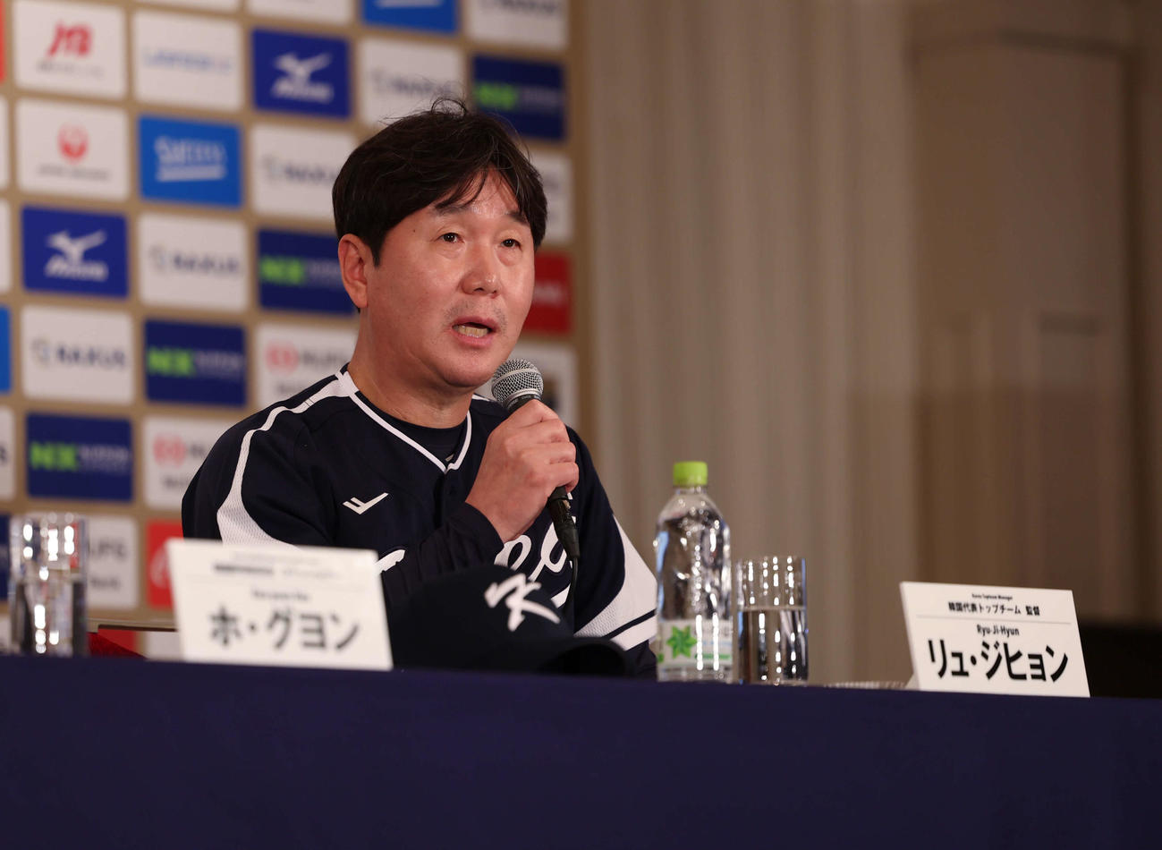 記者会見に出席する韓国代表リュ・ジヒョン監督（撮影・増田悦実）