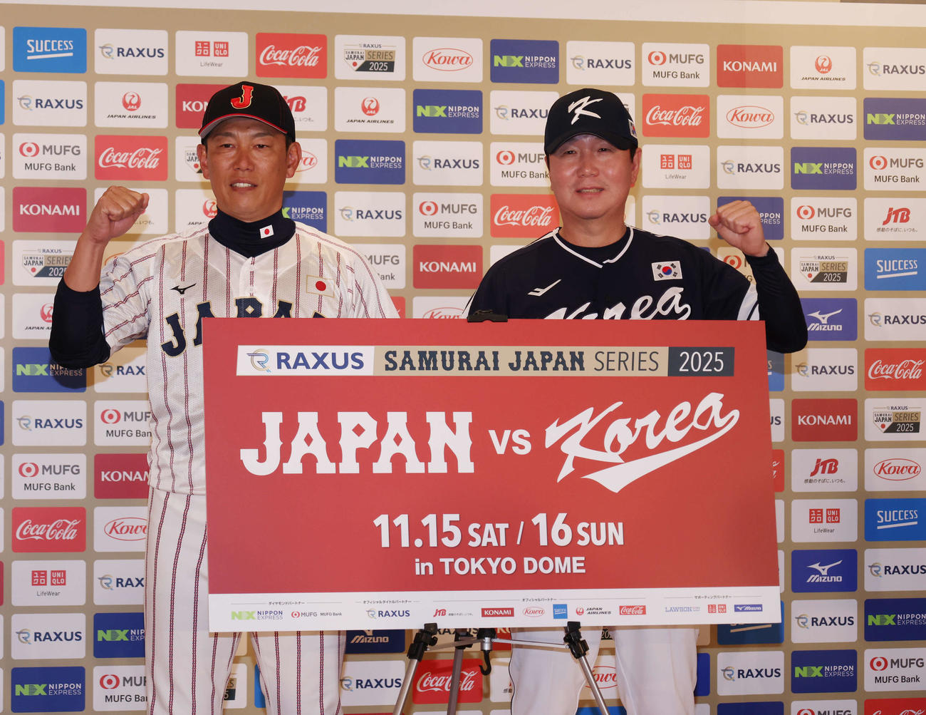 記者会見のフォトセッションでガッツポーズをする（左から）侍ジャパントップチーム監督井端、韓国代表監督リュ・ジヒョン（撮影・増田悦実）