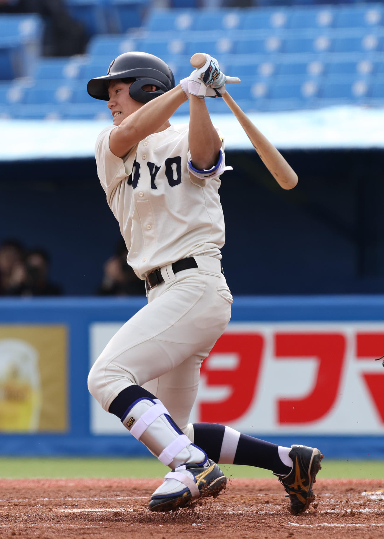 東洋大対国学院大　6回表東洋大1死一、三塁、高中は遊撃適時内野安打を放つ（撮影・柴田隆二）
