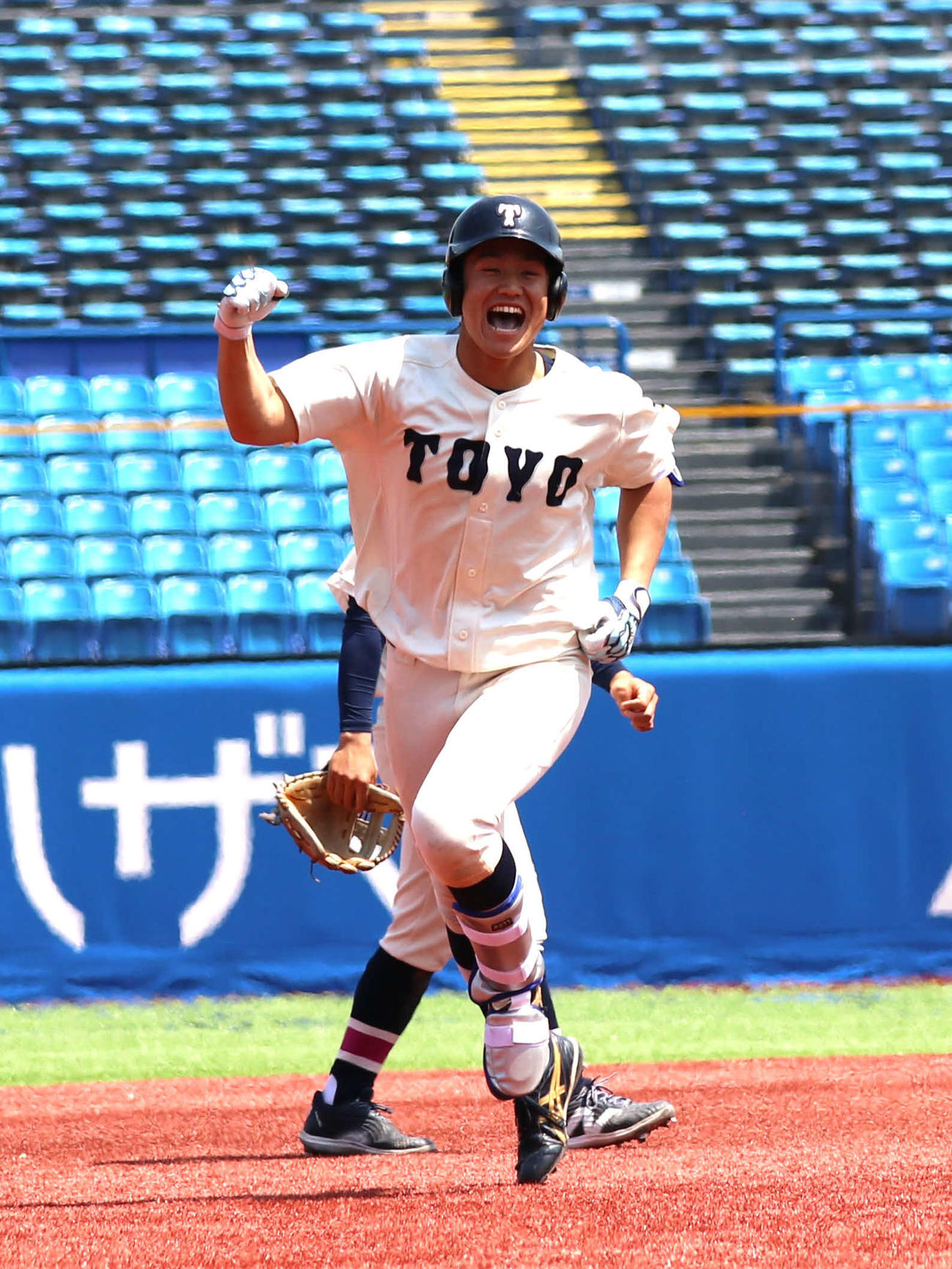 東洋大対国学院大　9回表東洋大1死三塁、高中は左越え2点本塁打を放ちガッツポーズ（撮影・一樹）