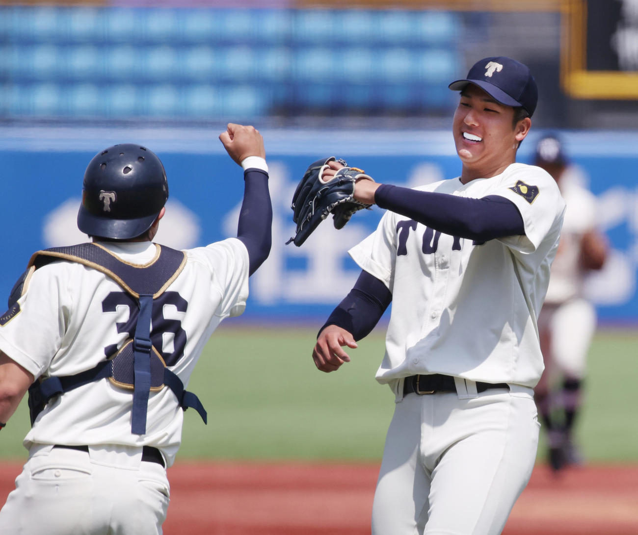 東洋大対国学院大　2安打2失点で完投勝利を挙げた東洋大・島田（右）は鈴木捕手とグラブタッチする（撮影・柴田隆二）