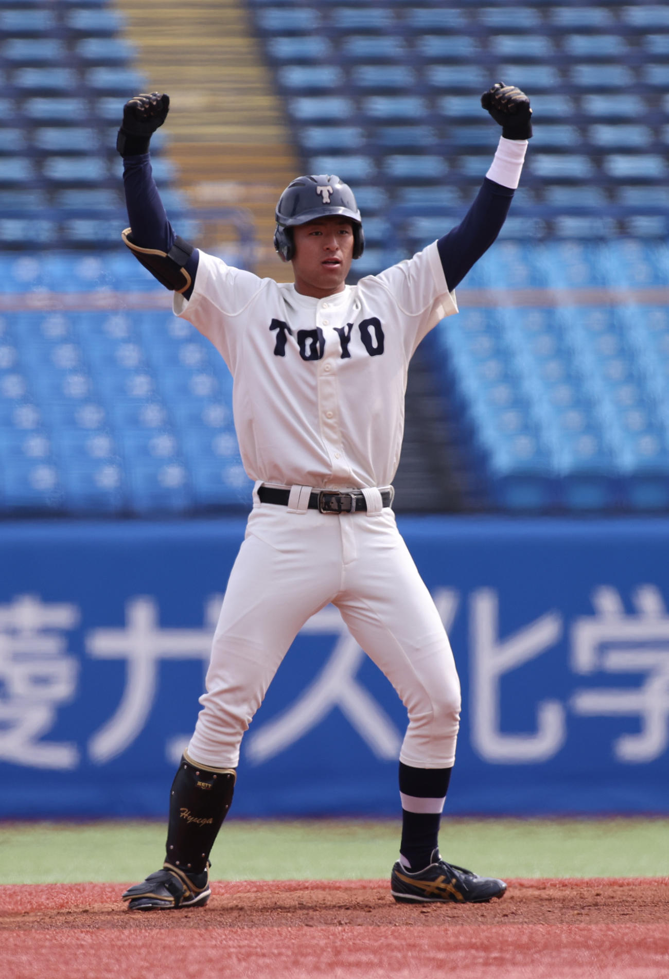 東洋大対国学院大　6回表東洋大1死二塁、池田は左中間に適時二塁打を放ちガッツポーズする（撮影・柴田隆二）