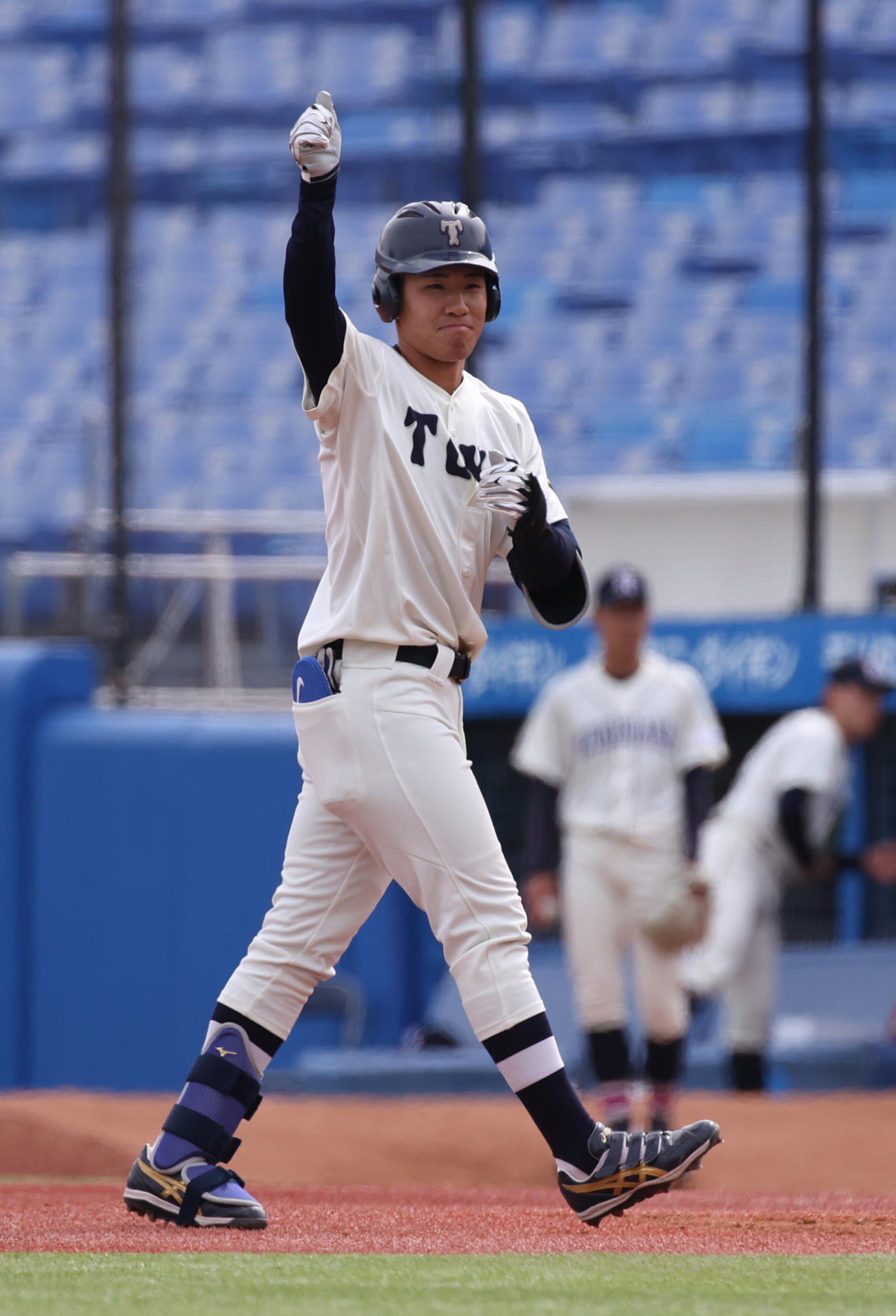 東洋大対国学院大　6回表東洋大1死一、二塁、宮下は右前に適時打を放ちガッツポーズする（撮影・柴田隆二）