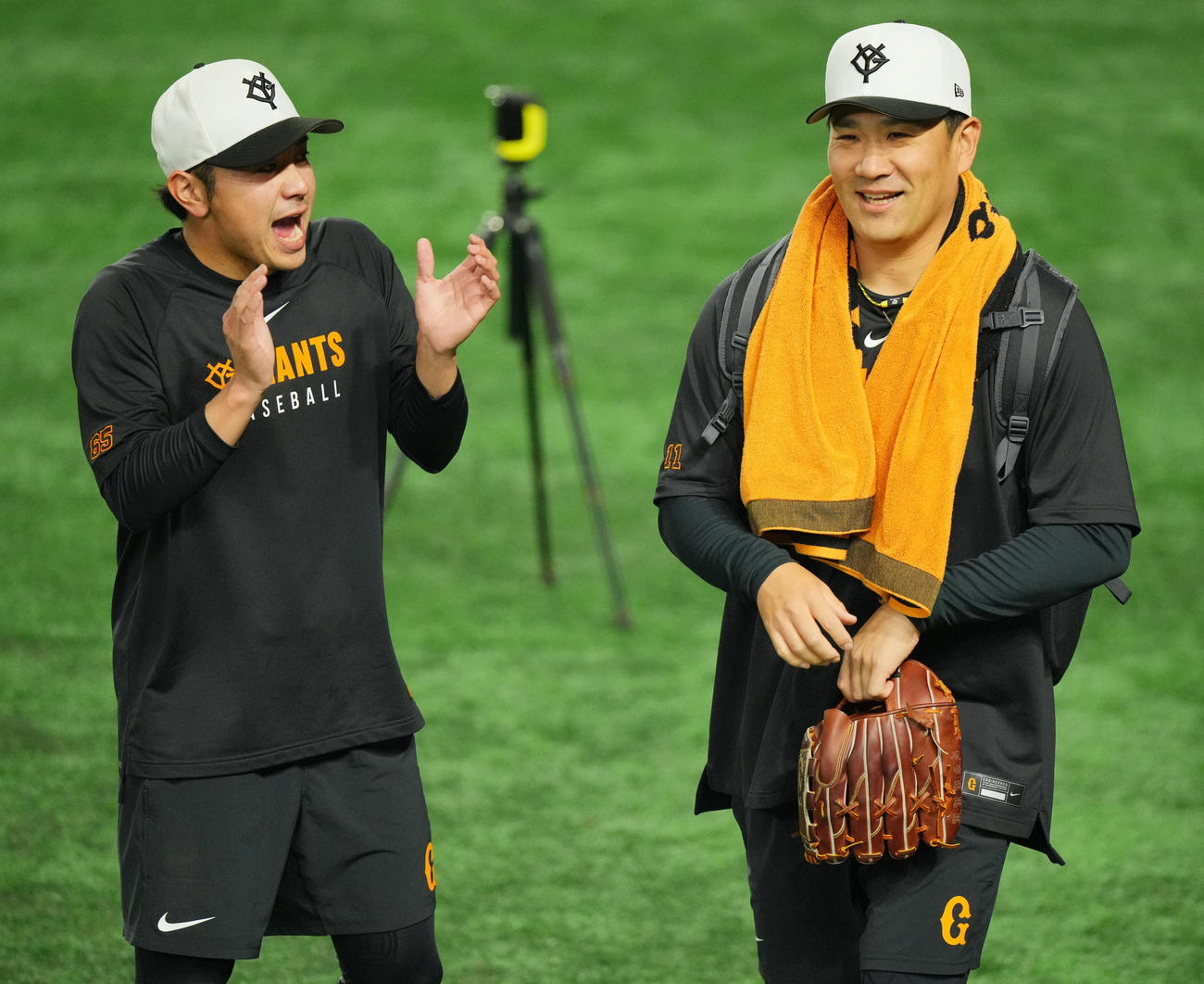 巨人対DeNA　試合前練習を終え石川（左）ら投手陣から大声で見送られる巨人田中将（撮影・垰建太）